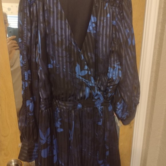 Dress - Picture 8 of 9